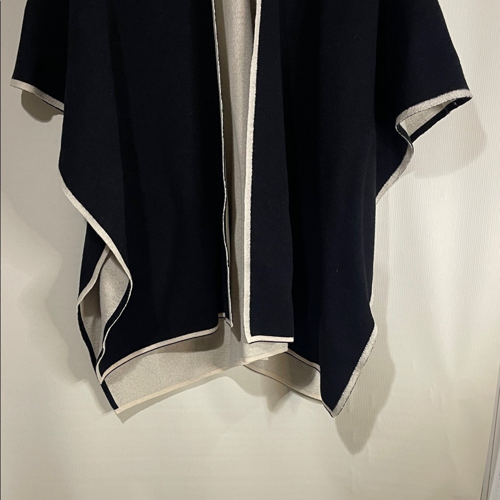 Kerisma Reversible Two Tone Elegant Black and Cream Women’s Poncho Wrap Like New - Picture 5 of 9